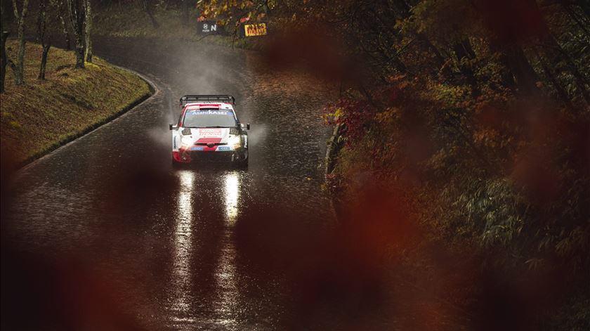 Chuva forte coroa subida de Elfyn Evans à liderança do Rali do Japão