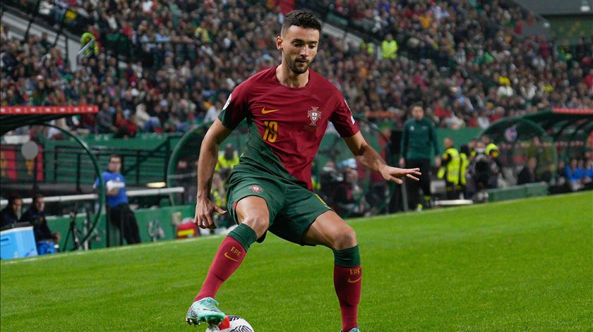 Sérgio "contente" pela estreia de João Mário na seleção, mas "foi preciso acordá-lo"