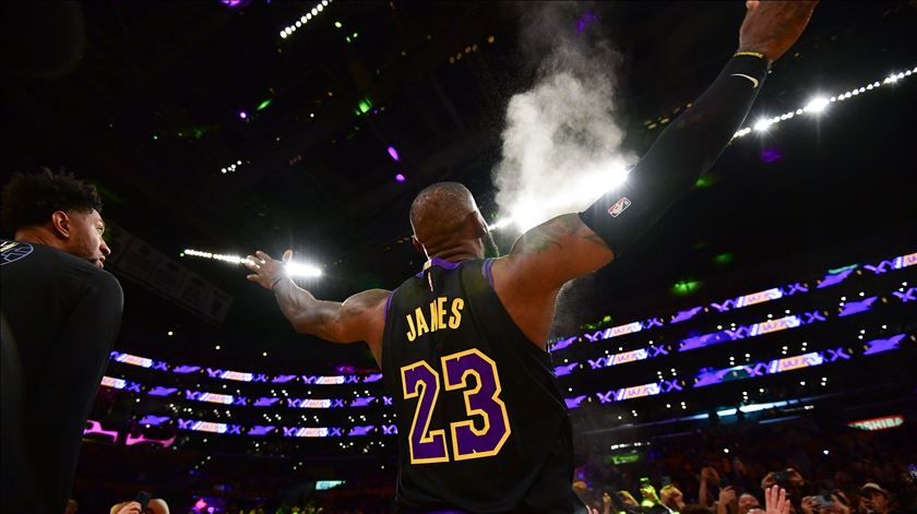 LeBron regressa em grande e estabelece novo marco histórico na NBA