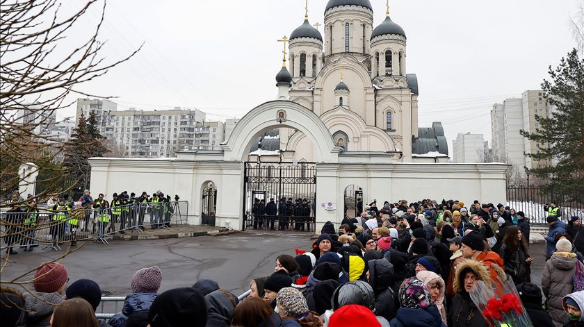 Pelo menos duas pessoas detidas no funeral de Navalny
