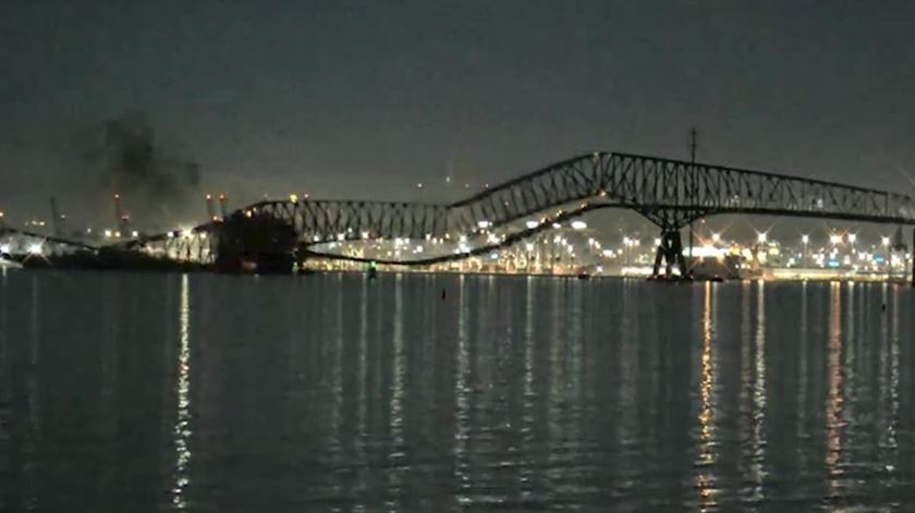 Navio "perdeu propulsão" antes de destruir ponte em Baltimore Navio "perdeu propulsão" antes de destruir ponte em Baltimore