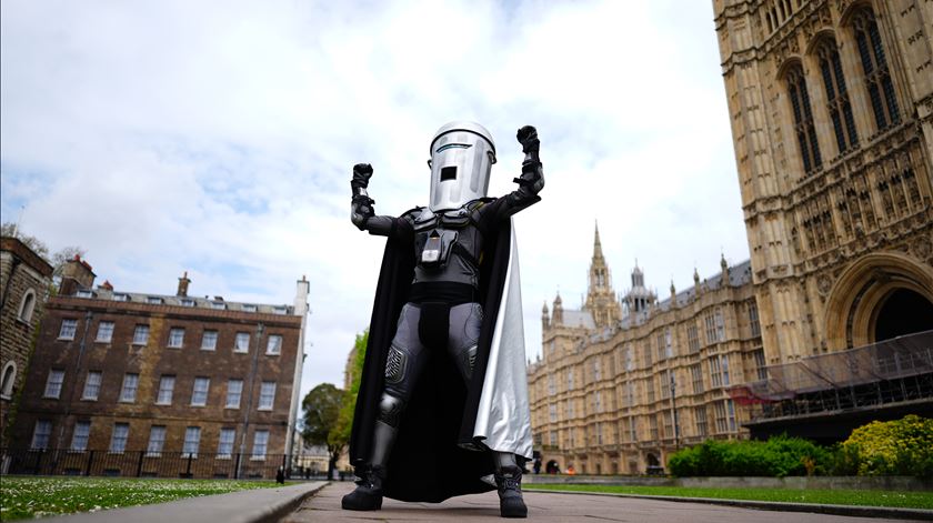 Reform UK ou caixote do lixo? Único rival de Farage pode ser Conde Binface. Foto: Toby Melville/Reuters