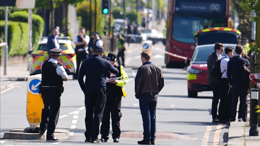 Criança de 13 anos morre em ataque com espada em Londres Criança de 13 anos morre em ataque com espada em Londres