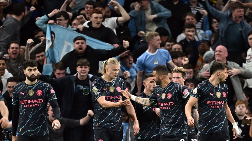 Manchester City vence e derrota, ao mesmo tempo, o Tottenham e o Arsenal