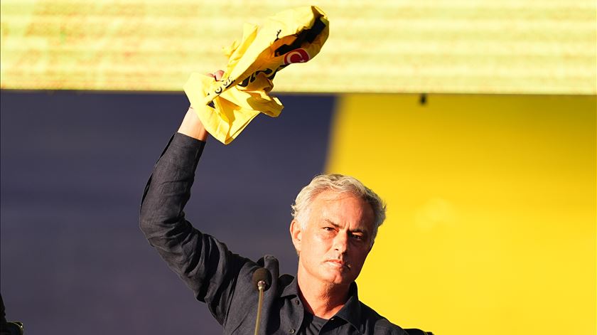 José Mourinho apresentado no Fenerbahçe. Foto: Anadolu/Reuters