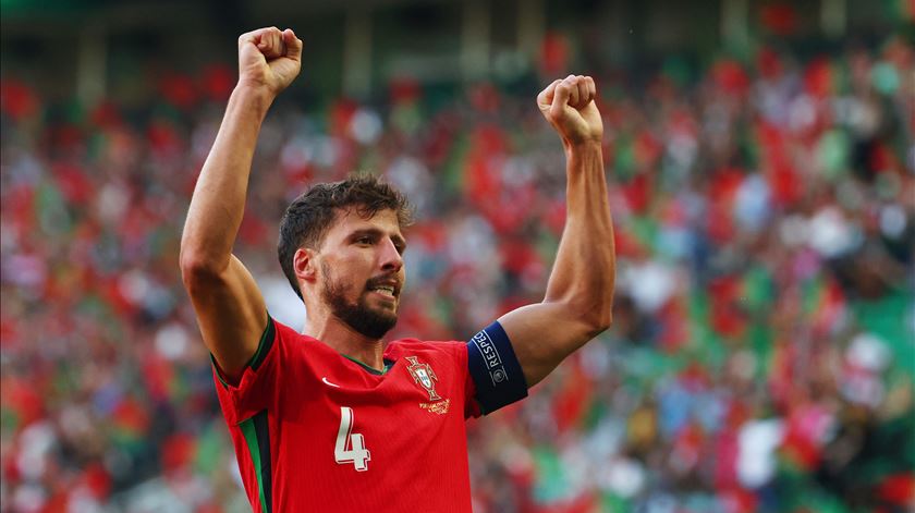 "Não acredito que somos os principais favoritos". Rúben Dias espera que Portugal encontre a "mentalidade certa" "Não acredito que somos os principais favoritos". Rúben Dias espera que Portugal encontre a "mentalidade certa"