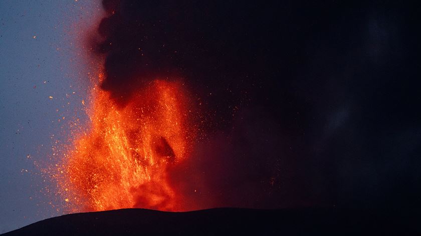 Vulcão Etna entra em atividade e encerra aeroporto na Sicília