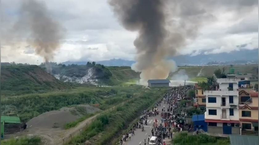 Avião despenha-se no Nepal com 19 pessoas a bordo Foto: Reuters