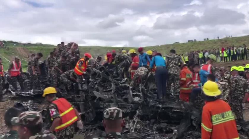 Avião despenha-se no Nepal com 19 pessoas a bordo Foto: Reuters