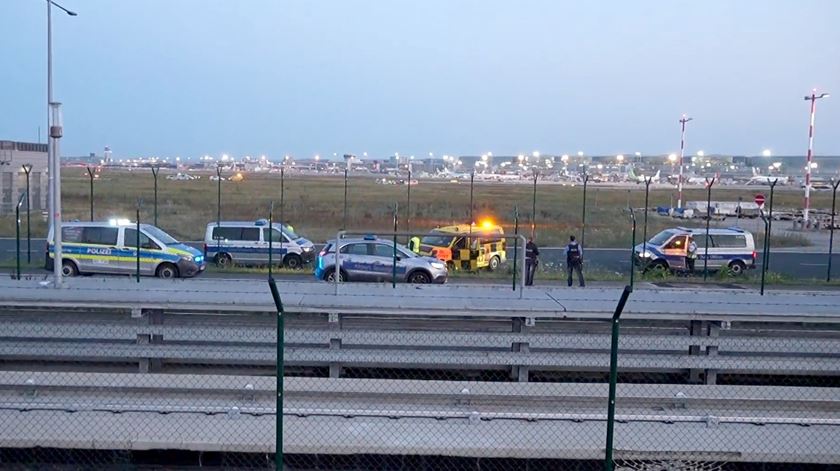 Aeroporto de Frankfurt retoma atividade depois de suspensão por causa de protesto climático