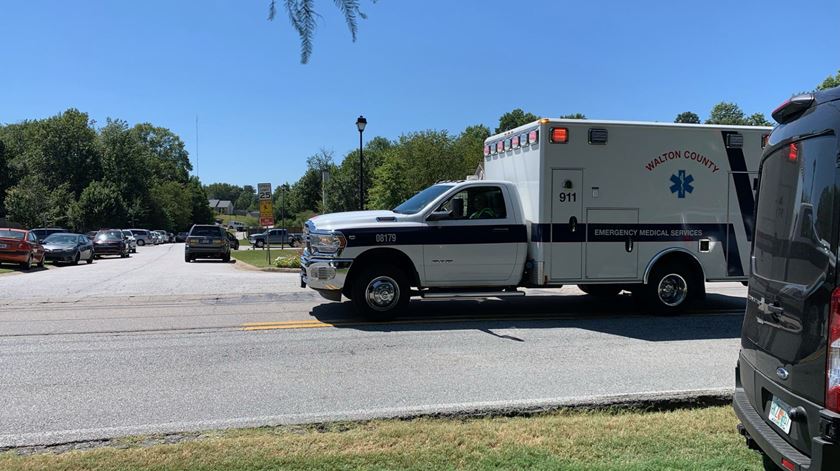 Uma ambulância deixa o local da escola secundária Apalachee, em Winder, na Geórgia, após um tiroteio. Foto: Joshua Jones/Athens Banner-Herald / USA TODAY NETWORK via Reuters