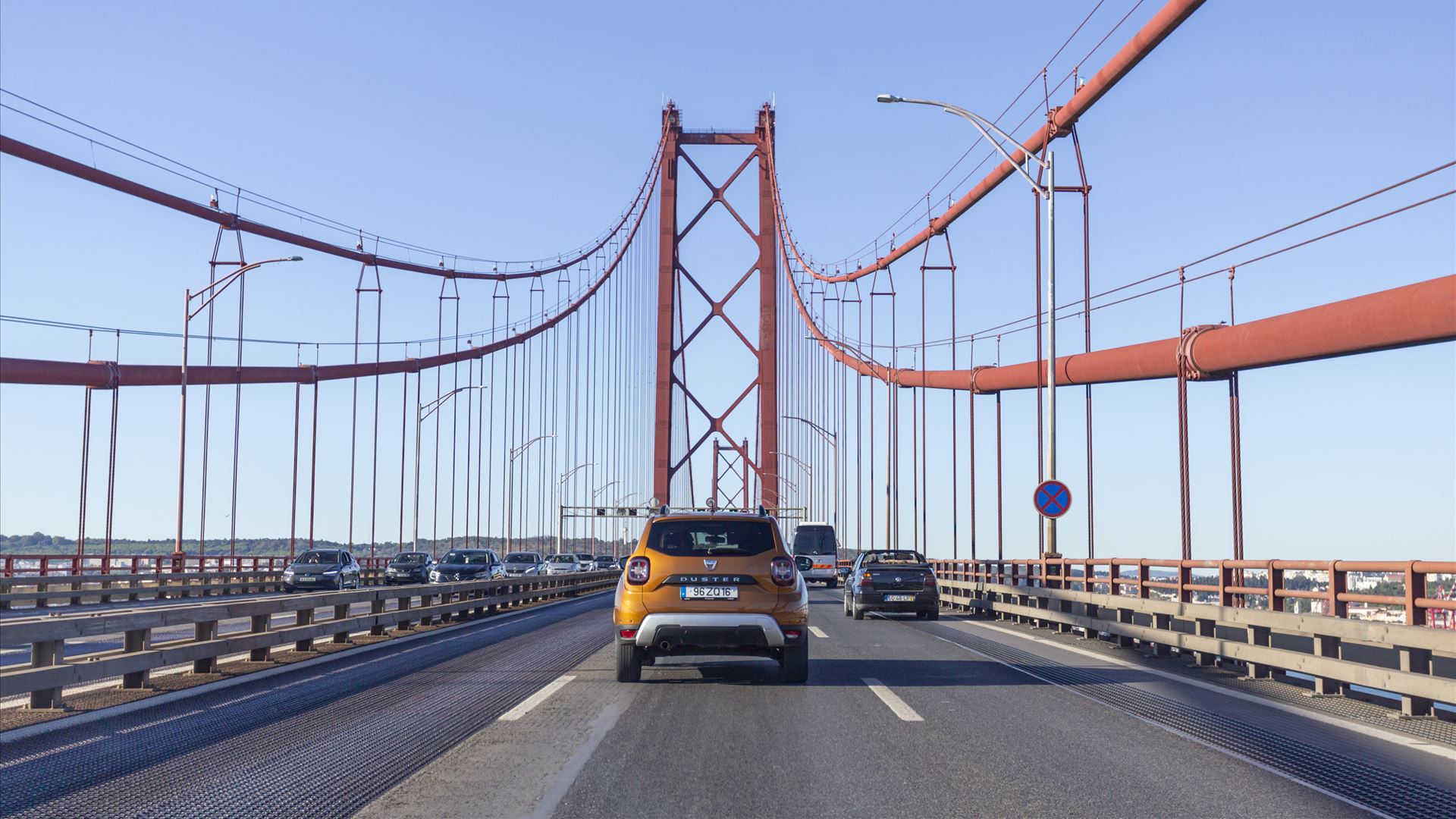 Trânsito cortado na ponte 25 de Abril no sentido sul-norte devido a acidente