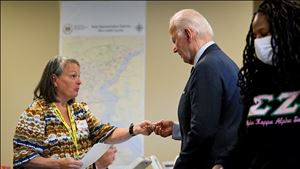 Eleições nos EUA. Sem passar à frente na fila, Biden vota antecipadamente em Kamala