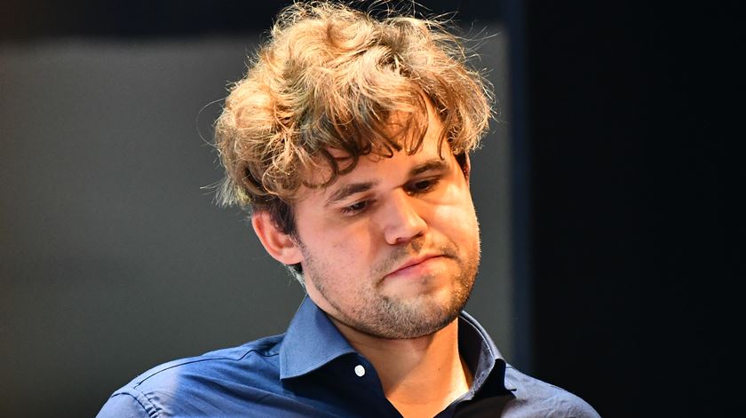 Magnus Carlsen empata "contra o Mundo" em jogo de xadrez online