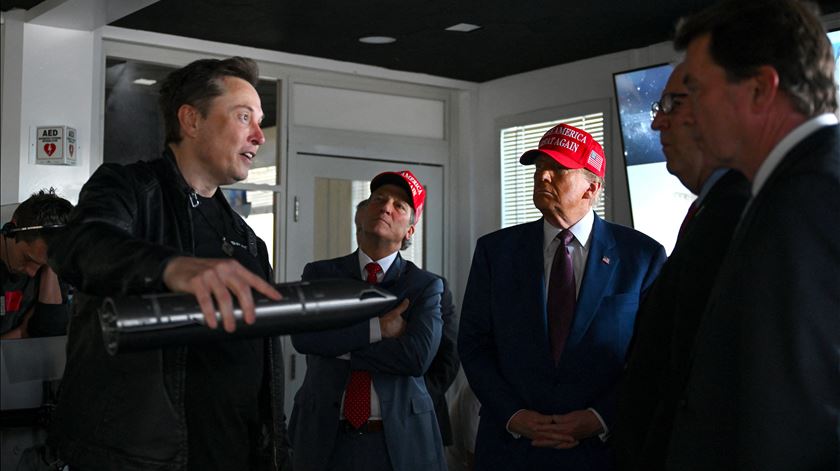 Elon Musk e Donald Trump assistem a lançamento de teste da nave Starship da SpaceX. Foto: Brandon Bell/Reuters