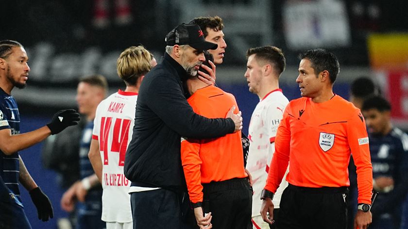 Árbitro chora no fim do jogo e é consolado pelo treinador do Leipzig