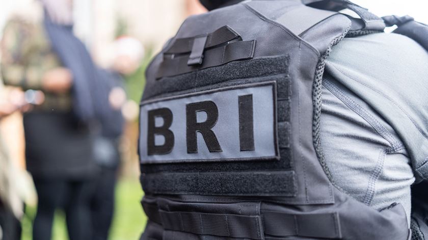 Jovem de 17 anos detido quando se preparava para explodir bomba em Paris Jovem de 17 anos detido quando se preparava para explodir bomba em Paris