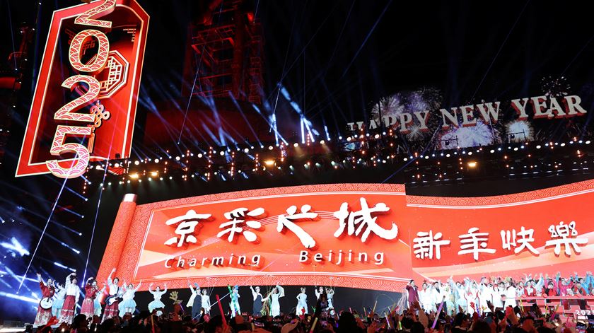 Espectadores aplaudem durante um evento de celebração da contagem decrescente do Ano Novo no Parque Shougang em Pequim, China, a 1 de janeiro de 2025. REUTERS/Florence Lo
