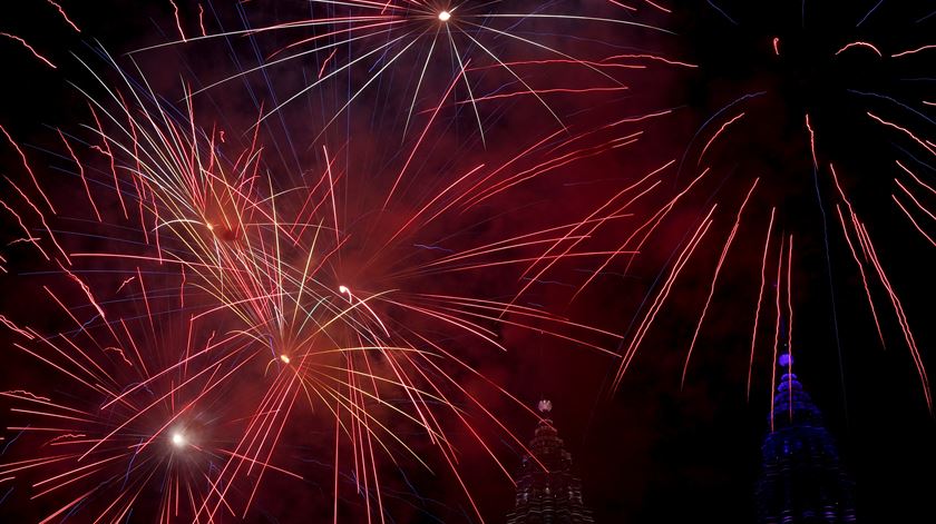 Fogos de artifício sobre Petronas Twin Tower durante as celebrações do Ano Novo em Kuala Lumpur, Malásia, a 1 de janeiro de 2025. REUTERS/Hasnoor Hussain