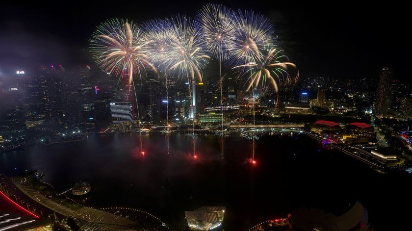 Fogos de artifício sobre a Marina Bay durante as celebrações do Ano Novo em Singapura, a 31 de dezembro de 2024. REUTERS/Ore Huiying