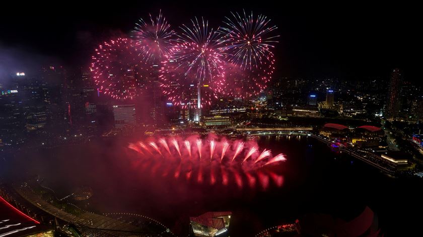 Fogos de artifício sobre a Marina Bay durante as celebrações do Ano Novo em Singapura, a 31 de dezembro de 2024. REUTERS/Ore Huiying