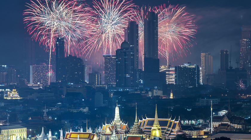 Fogo de artifício durante as celebrações do Ano Novo em Bangkok, Tailândia, a 1 de janeiro de 2025. REUTERS/Athit Perawongmetha