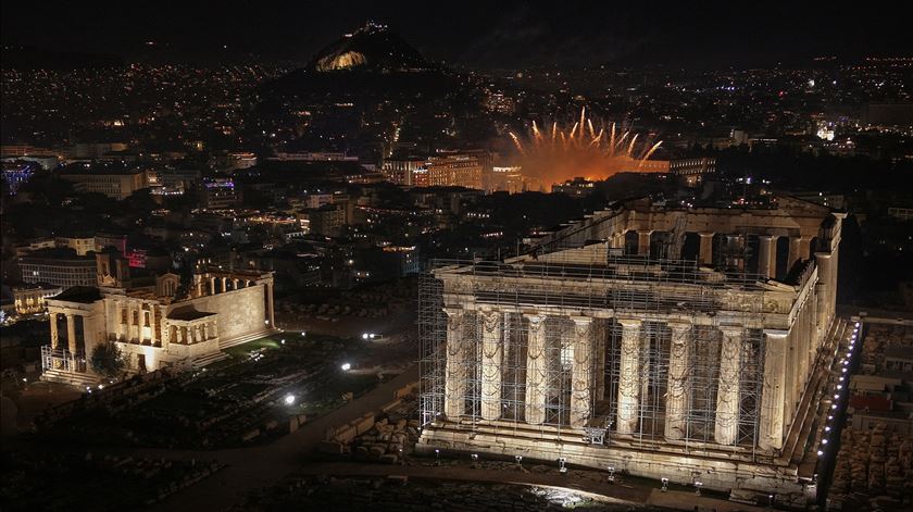 Acrópole fez parte das celebrações da meia-noite em Atenas. Foto: Yannis Kotsiaris/Reuters