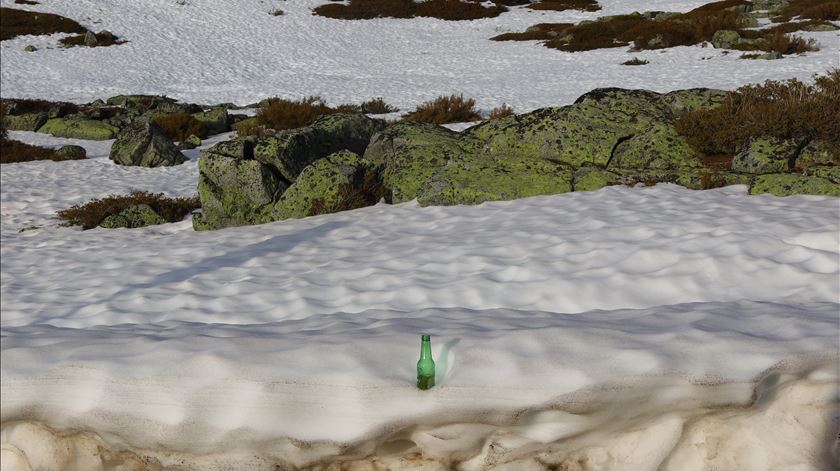 Lixo na Serra da Estrela, captado pelo fotógrafo de natureza Pedro Conde