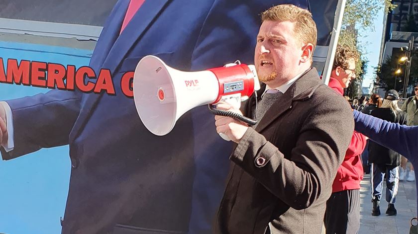  Caleb, de 36 anos, largou a esquerda e o voto em Jill Stein e no Partido Verde para vir gritar de megafone por Trump. Foto: José Pedro Frazão/RR