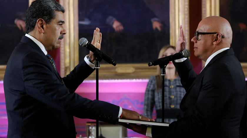 Nicolás Maduro torna-se presidente. Oposição condena 