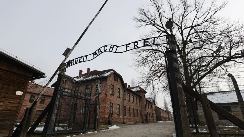 Estudante israelita detido por fazer saudação nazi em Auschwitz