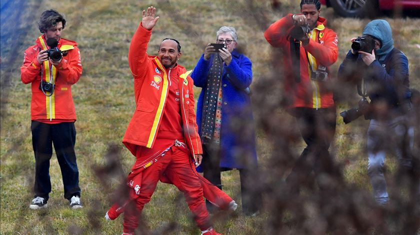 Lewis Hamilton foi às barreiras da pista agradecer aos adeptos. De azul, a mãe guardou o momento com fotos. Foto: Jennifer Lorenzini/Reuters