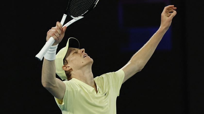 Jannik Sinner vence Zverev na final do Open da Austrália. Foto: Tingshu Wang/Reuters