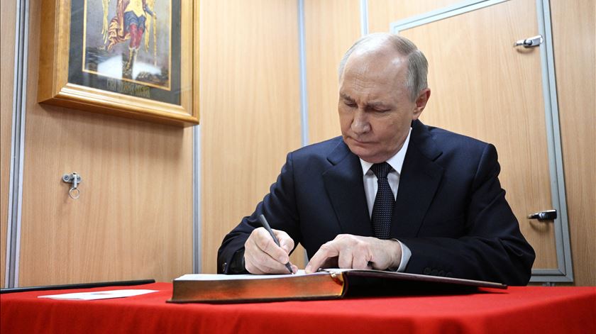 Putin sugere administração temporária na Ucrânia sob orientação da ONU e sem Zelensky Putin sugere administração temporária na Ucrânia sob orientação da ONU e sem Zelensky