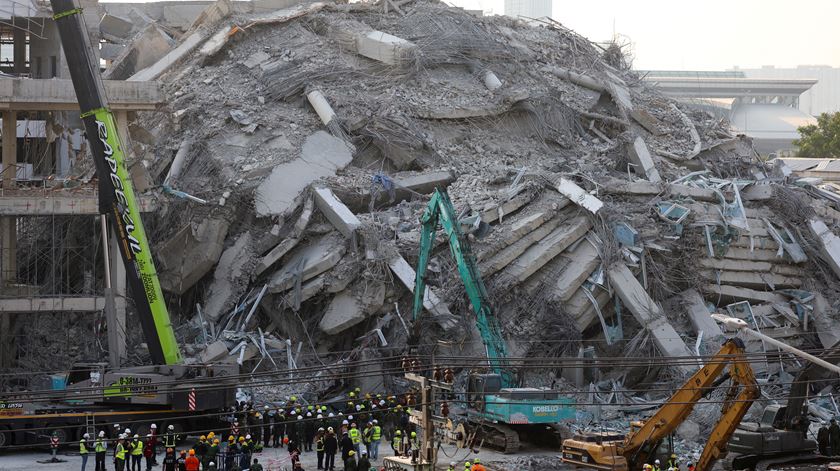 Enviada da ONU pede trégua em Myanmar para ajudar vítimas do sismo