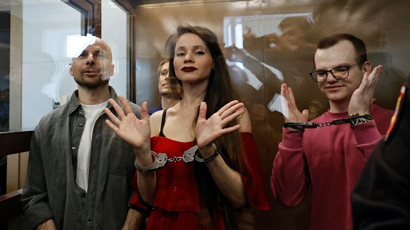 Rússia. Quatro jornalistas condenados por ligações a Navalny