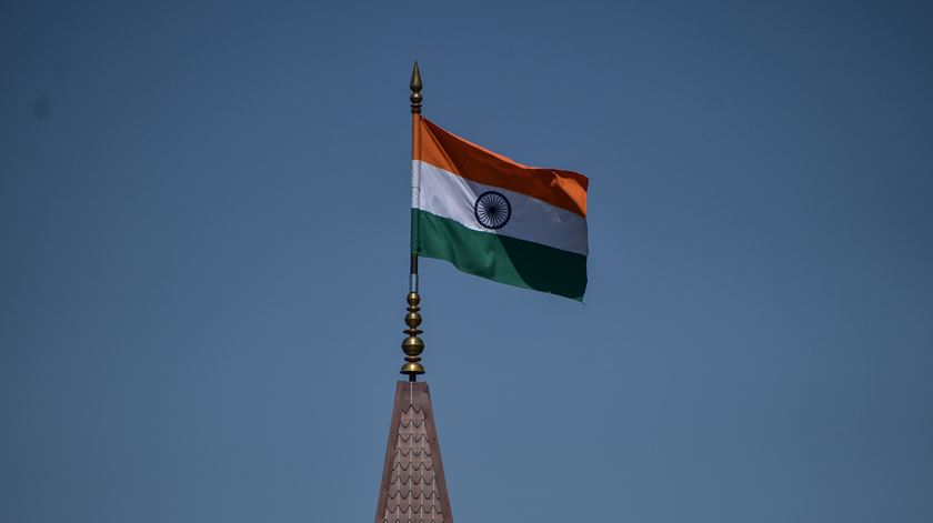 Uma bandeira da Índia, no cimo de um edifício na Caxemira indiana. Foto: Firdous Nazir/Reuters