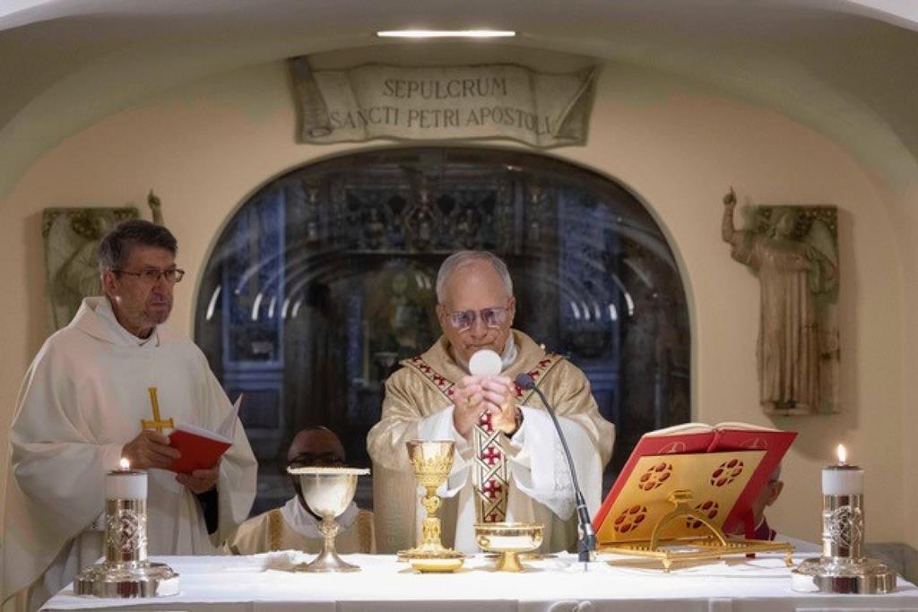 Papa Leão XIV celebra missa no túmulo de São Pedro e presta homenagem aos seus antecessores