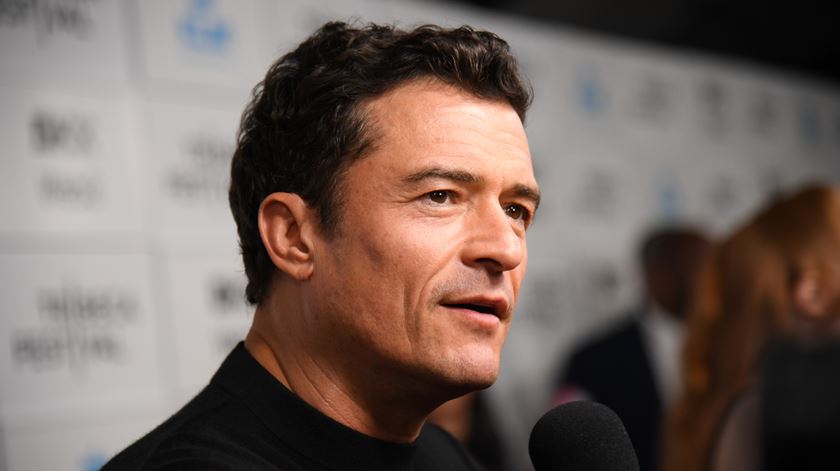Orlando Bloom tentou "limpar" o sangue de microplásticos. O que diz a ciência?