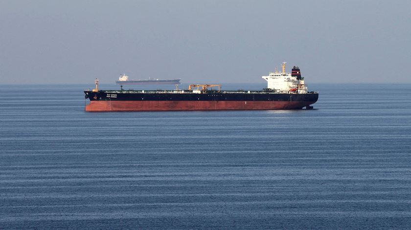 Irão pondera fechar o Estreito de Ormuz: o que é e por que é tão importante para o petróleo?