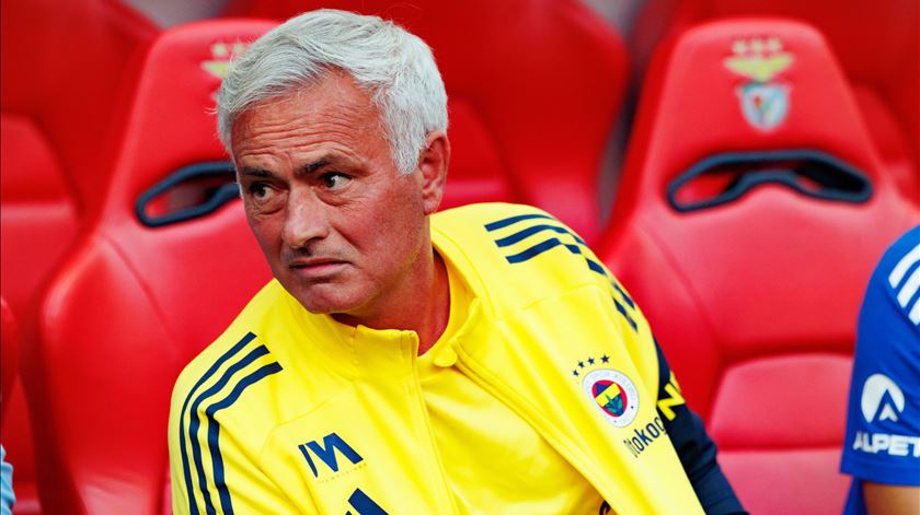 José Mourinho já está em Portugal. "Quem é o treinador que diz 'não' ao Benfica? Eu não"