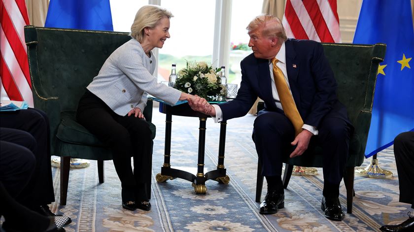 Ursula von der Leyen, presidente Comissão Europeia (União Europeia UE), e Donald Trump, presidente EUA, negociações acordo comercial. Foto: Evelyn Hockstein/Reuters