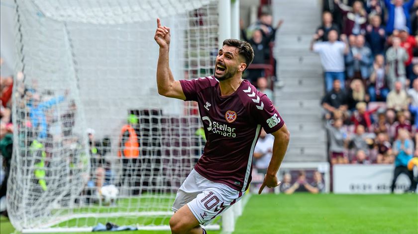 "Em Portugal, não saía da cepa torta". Cláudio Braga, o goleador que lidera a luta pelo título na Escócia