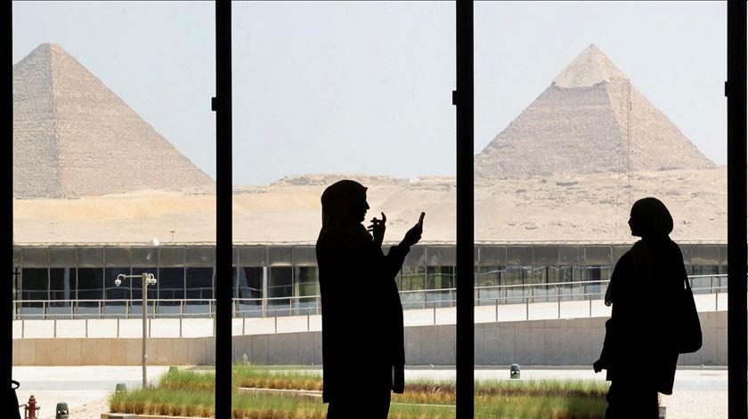 Egipto detém jovens do TikTok para tentar controlar redes sociais