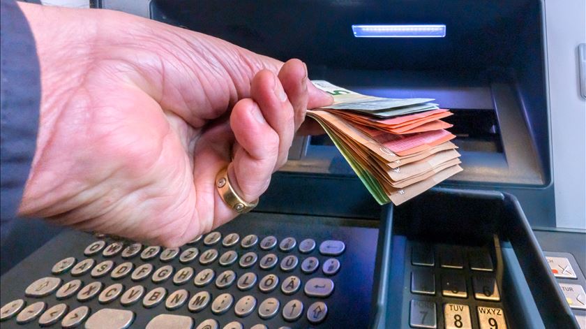 Dívida das famílias, empresas e Estado sobe para 866,4 mil ME em setembro