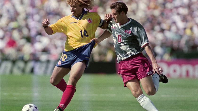 Do favoritismo ao colapso, da alegria com Valderrama ao choro por Escobar. A história da Colômbia nos 90s Do favoritismo ao colapso, da alegria com Valderrama ao choro por Escobar. A história da Colômbia nos 90s