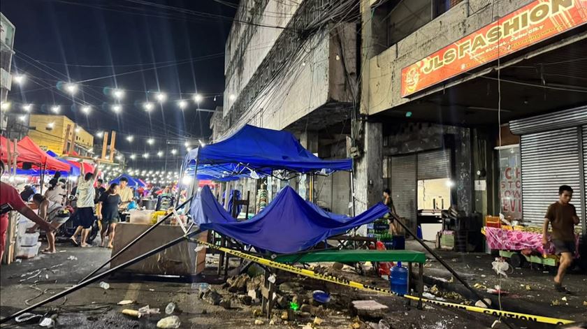 Sismo de 6,9 nas Filipinas faz pelo menos 20 mortos Sismo de 6,9 nas Filipinas faz pelo menos 20 mortos