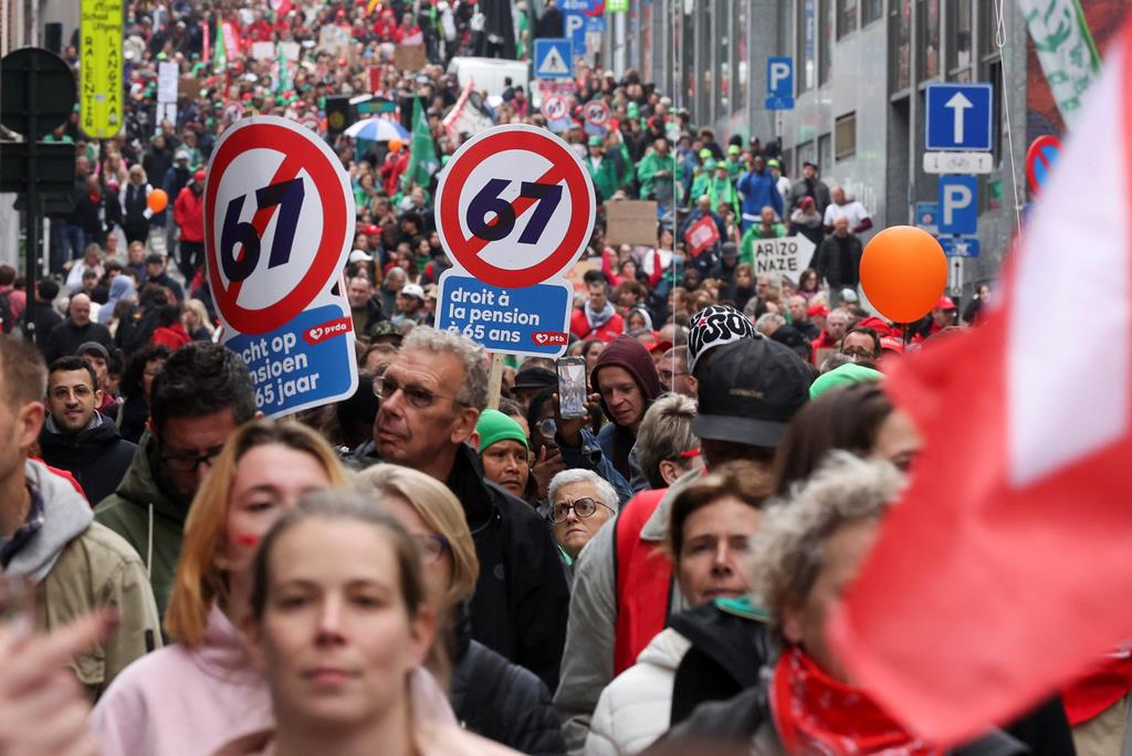 "Taxem os ricos." Na Bélgica, milhares saem à rua contra reformas económicas