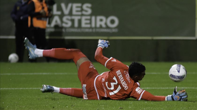 Bernardo Fontes sofreu três golos do Sporting, mas bateu o recorde de defesas num só jogo