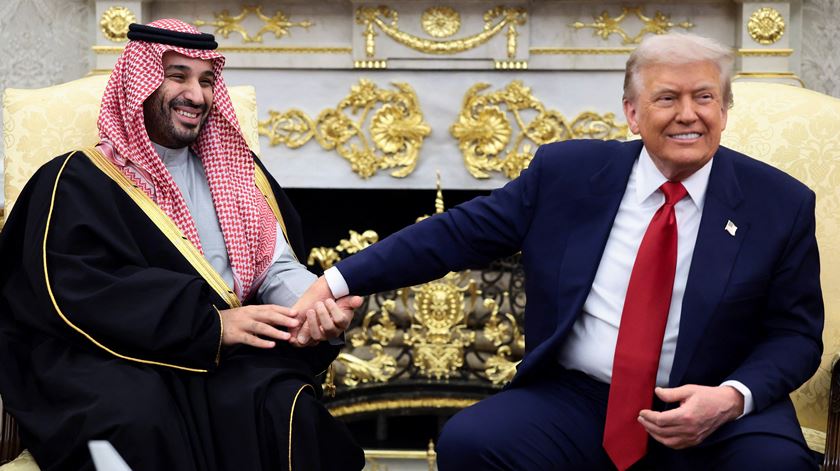 Donald Trump e o príncipe herdeiro da Arábia Saudita, Mohammed bin Salman, reuniram momentos antes do jantar. Foto: Reuters